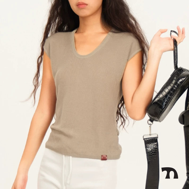 U-neck knit top